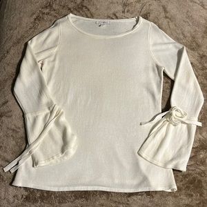 Slight bell sleeve sweater with tie details